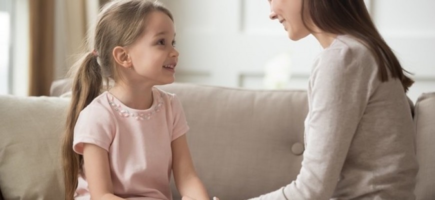 ثرثرة طفلك.. أهميتها وكيفية التعامل معها ثرثرة طفلك.. أهميتها وكيفية التعامل معها