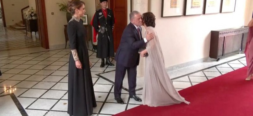 الملكة رانيا بإطلالة ساحرة في زفاف الأمير الحسين الملكة رانيا بإطلالة ساحرة في زفاف الأمير الحسين