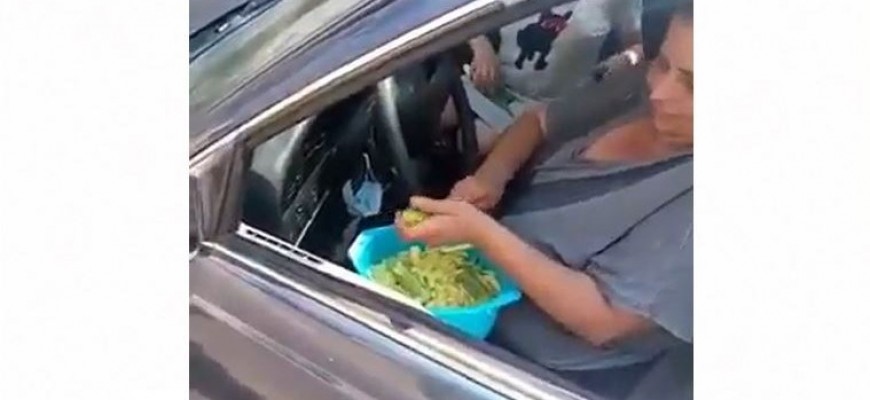 بانتظار دورها في طابور البنزين... سيدة بانتظار دورها في طابور البنزين... سيدة