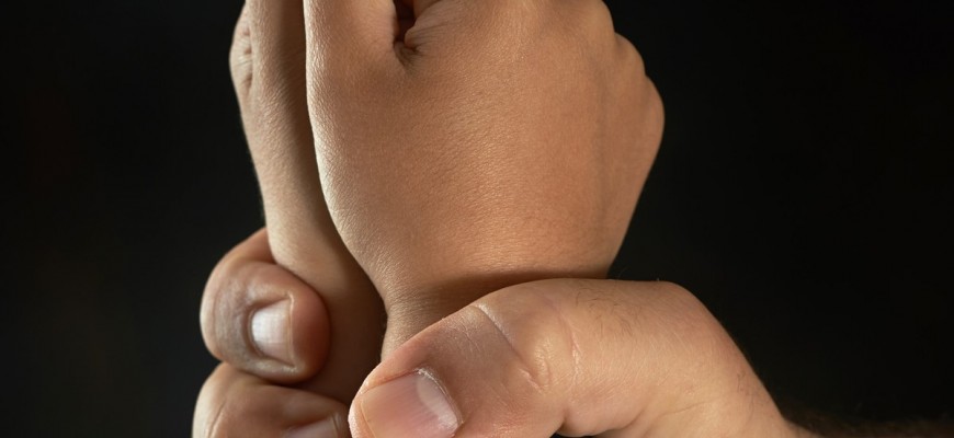 ضرب طفله حتى الموت.. لتبوّله أثناء النوم ضرب طفله حتى الموت.. لتبوّله أثناء النوم