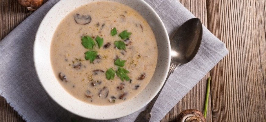 مائدة رمضان – شوربة كريمة الفطر الساخنة اللذيذة مائدة رمضان – شوربة كريمة الفطر الساخنة اللذيذة