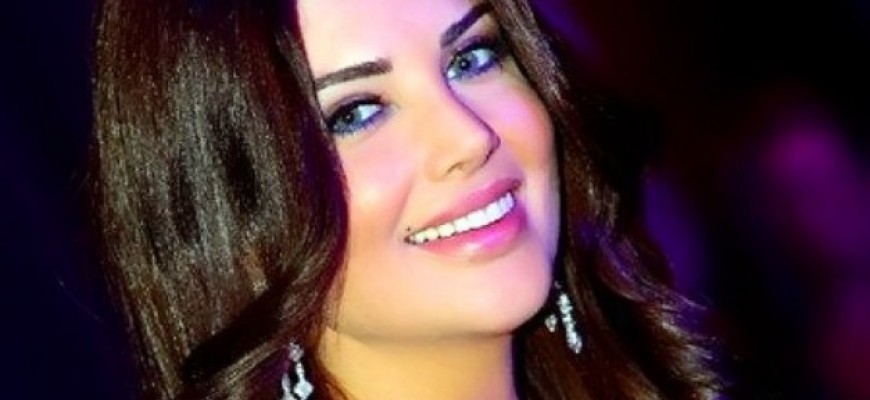الإعلامية منى أبو حمزة الإعلامية منى أبو حمزة