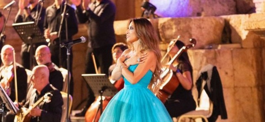 بالفيديو.. نجوى كرم تتألق بحفل حاشد في مهرجان جرش بالفيديو.. نجوى كرم تتألق بحفل حاشد في مهرجان جرش