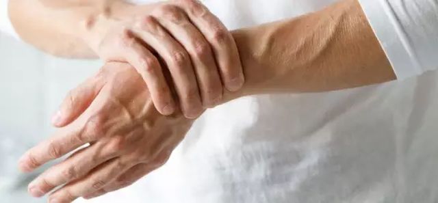 التهاب المفاصل الروماتويدي أعراضه وعلاجه بالماء والأعشاب