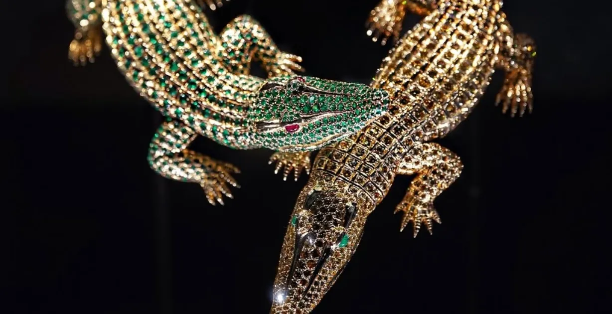 قلادة التمساح من كارتييه: قطعة فنية استثنائية سحرت قلوب النجمات