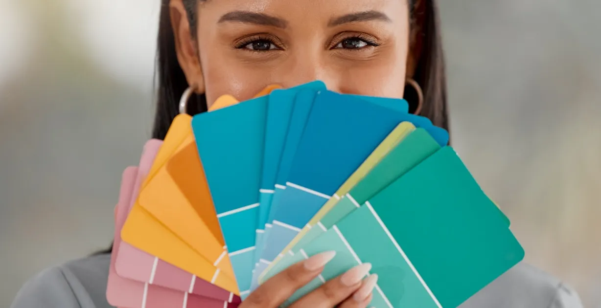 ما هي تدرجات الألوان في الملابس؟ وكيف ممكن تنسيقها لإطلالة جذابة؟