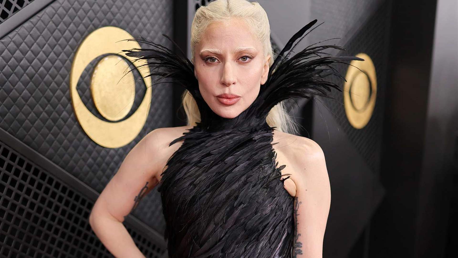 ليدي غاغا تتألق بالريش الأسود في حفل جوائز غرامي 2026