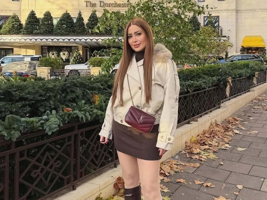 الحقيبة البرغندي… لمسة الفخامة التي تتصدّر إطلالات شتاء 2025 – 2026