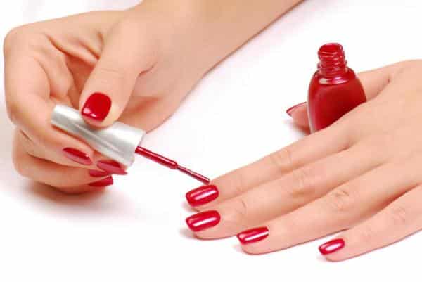 أسرار وحيل للحصول على طلاء أظافر أنيق وثابت يدوم لأكثر من أسبوع