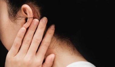 هل تعاني من ألم خلف الأذن؟ تعرف إلى الأسباب وطرق العلاج..
