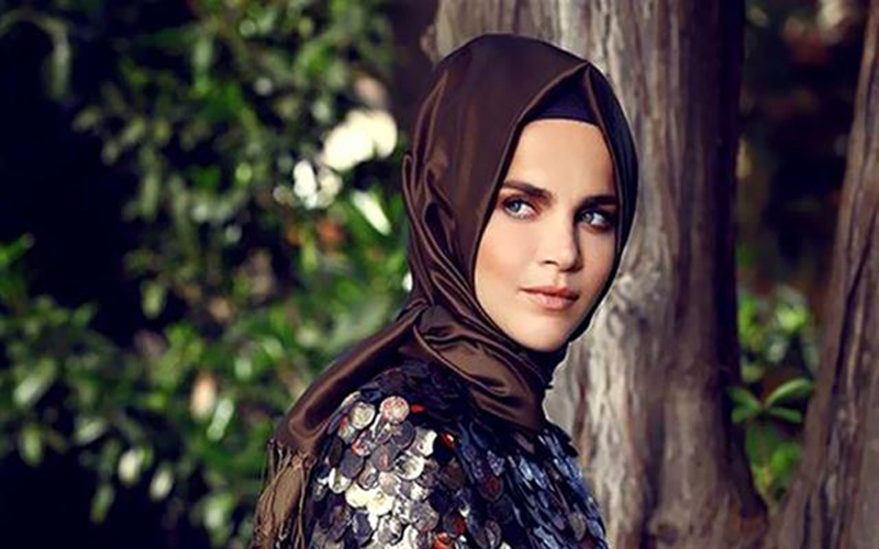 ملكة جمال تركيا تسأل مشايخ الإسلام سؤالاً غريباً