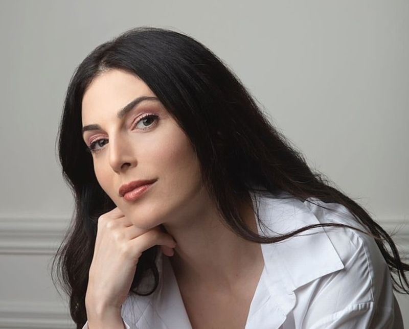 بالصور.. رزان جمّال بإطلالة “حمراء” من dior