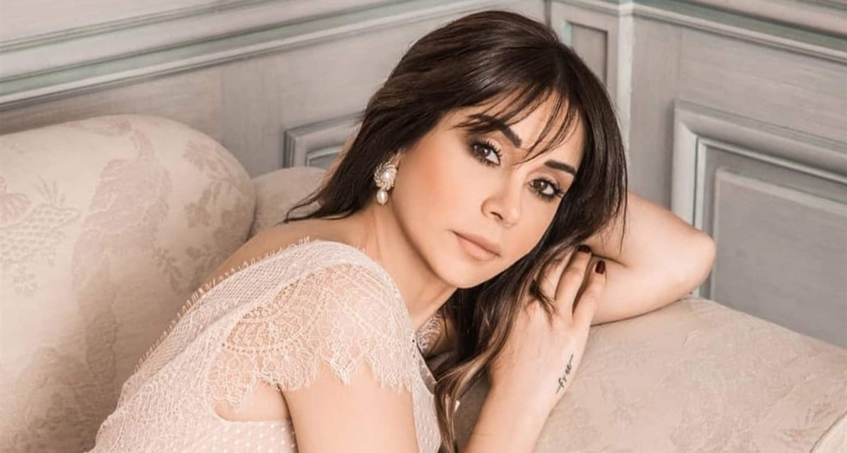 كاريس بشار وابنها يخطفان الأنظار في باريس… صور عفوية أمام برج إيفل